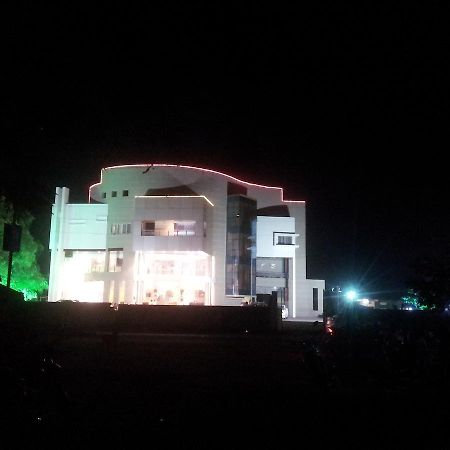 Saffron Hotel Jalna Bagian luar foto