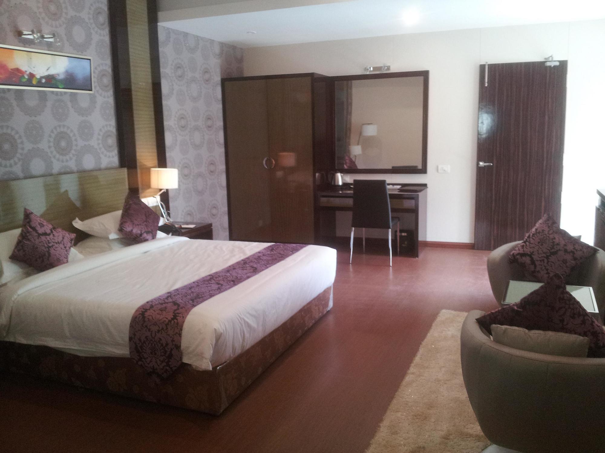 Saffron Hotel Jalna Bagian luar foto