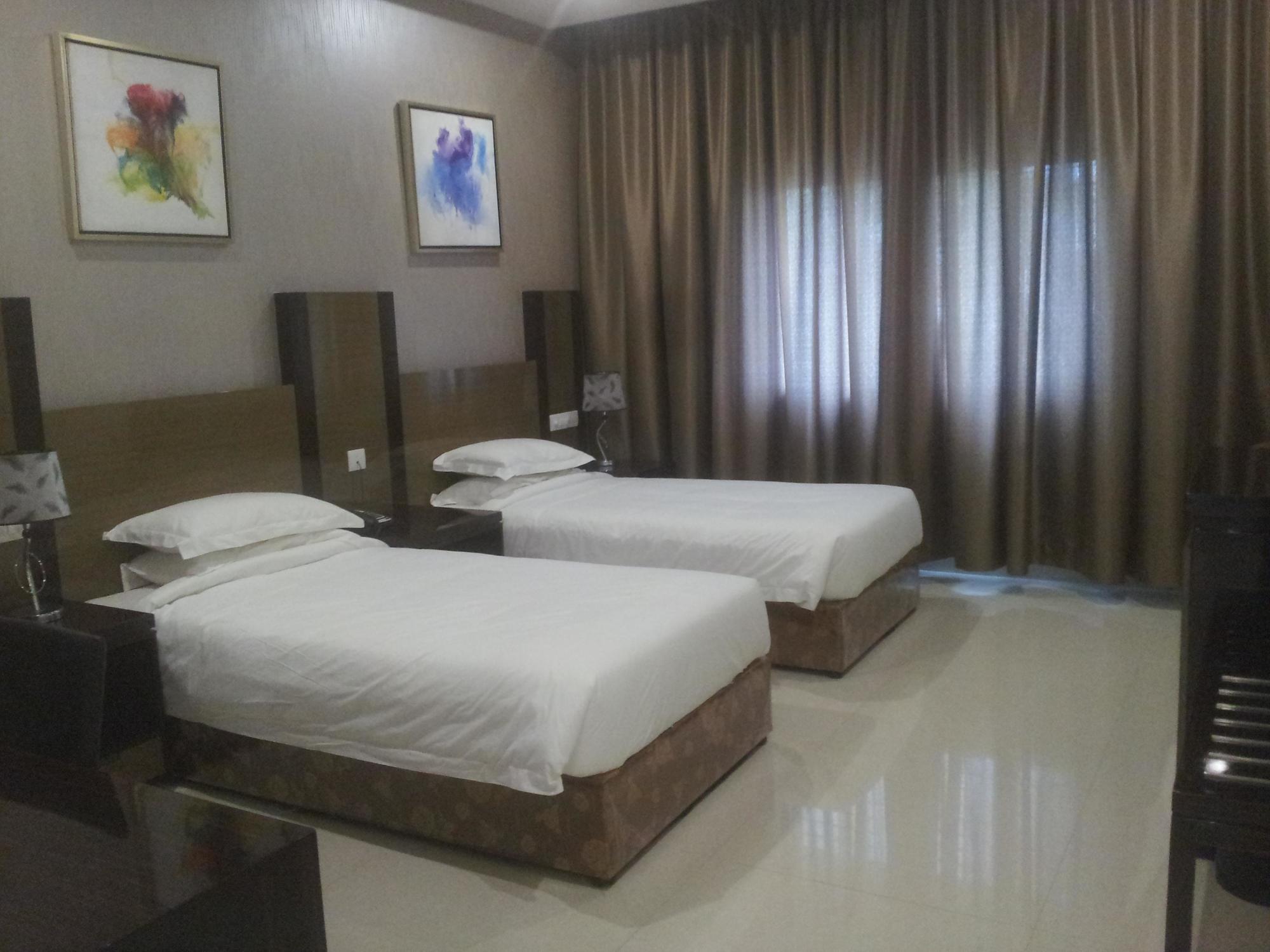 Saffron Hotel Jalna Bagian luar foto