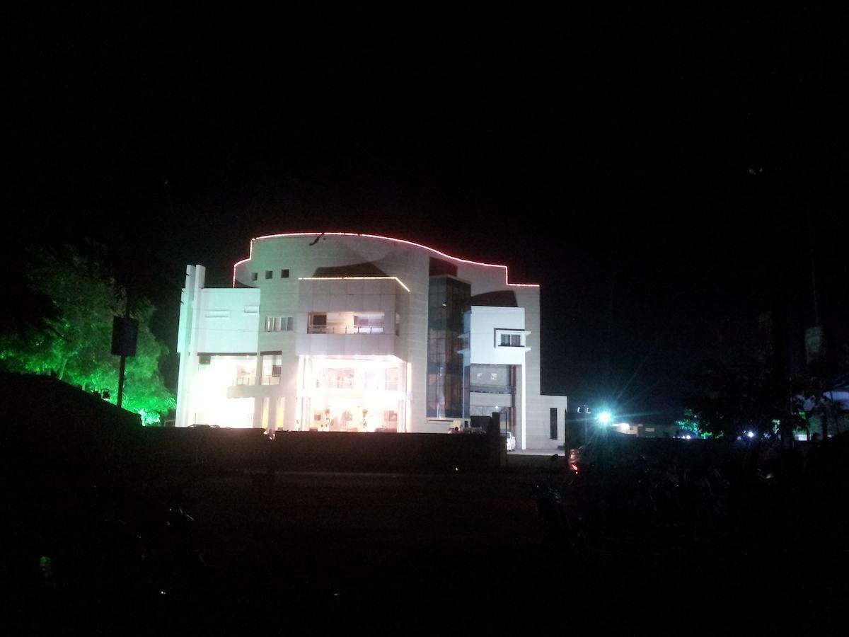 Saffron Hotel Jalna Bagian luar foto