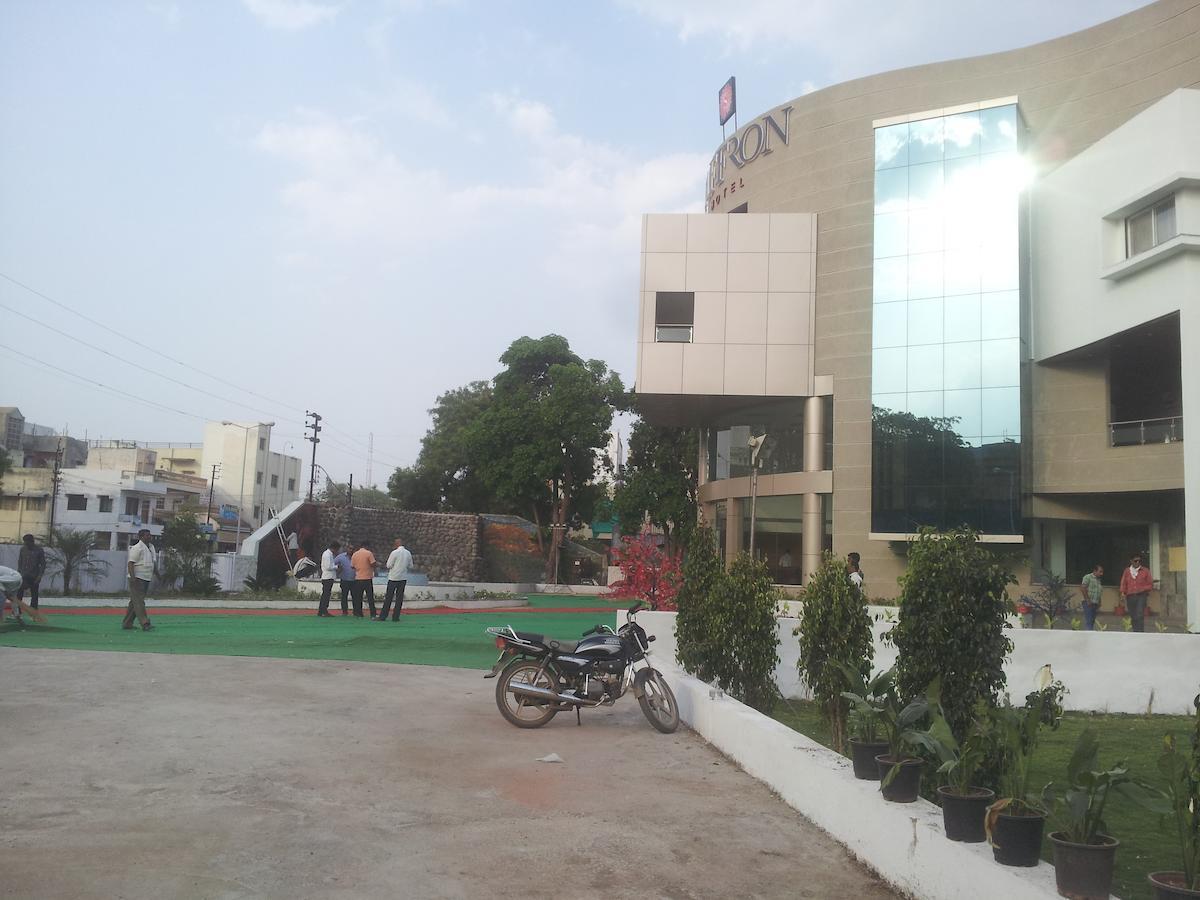 Saffron Hotel Jalna Bagian luar foto